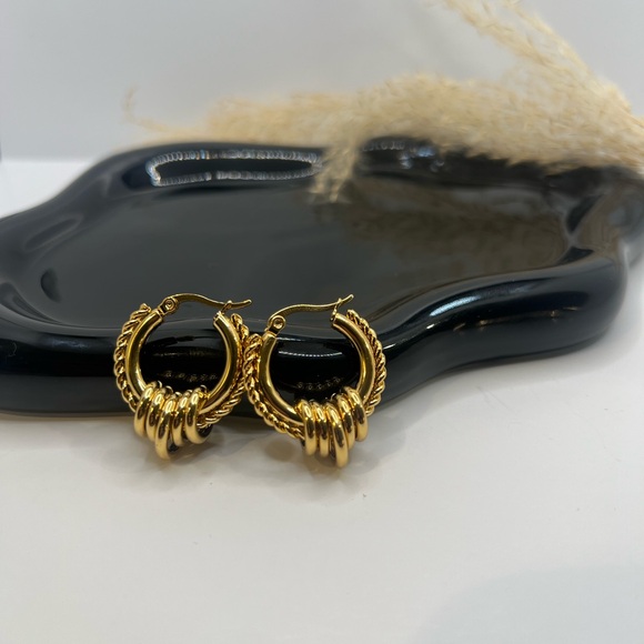 NEW 18K GOLD PLATED TWISTED HOOP EARRINGS SET – LUXURY BOLD DESIGN - Picture 4 of 6